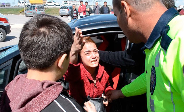 Kadına Çarptı Arabası İçin Ağladı!