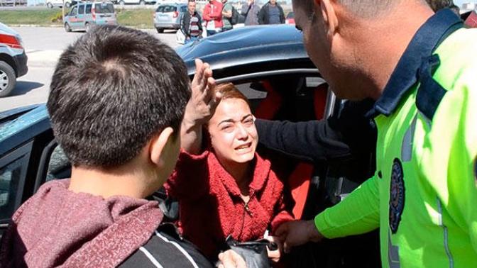 Kadına Çarptı Arabası İçin Ağladı! "Arabamı Ne Hale Getirdi Kadın" Diyerek İsyan Etti