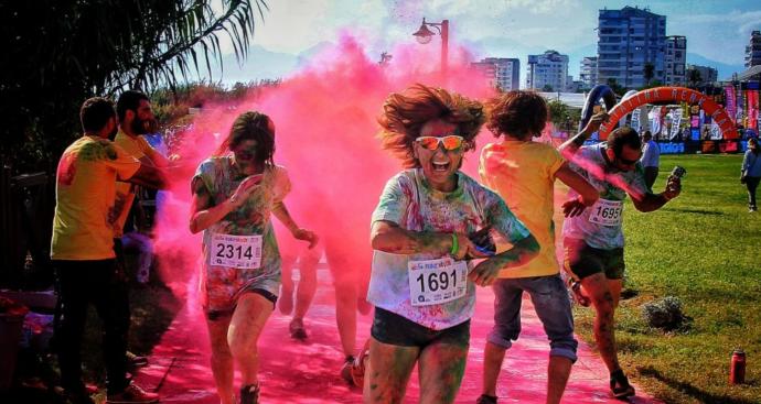 'Renkli Koşu' Festivali İzmir'de Gerçekleştirildi
