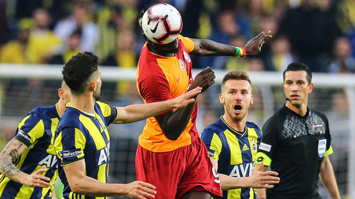 Fenerbahçe ile Galatasaray 1-1 Berabere Kaldı, Hakem Ali Palabıyık Maça Damga Vurdu