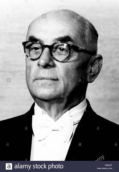 Millî Mücadele döneminde iktisat vekilliği ve Atatürk döneminin son iki yılında başvekillik yapan Celâl Bayar.