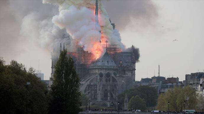 850 Yıllık Notre Dame Katedrali'nin Büyük Bir Bölümü Yandı (Paris)