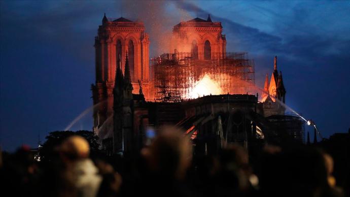 850 Yıllık Notre Dame Katedrali'nin Büyük Bir Bölümü Yandı (Paris)
