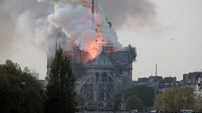 850 Yıllık Notre Dame Katedrali'nin Büyük Bir Bölümü Yandı (Paris)