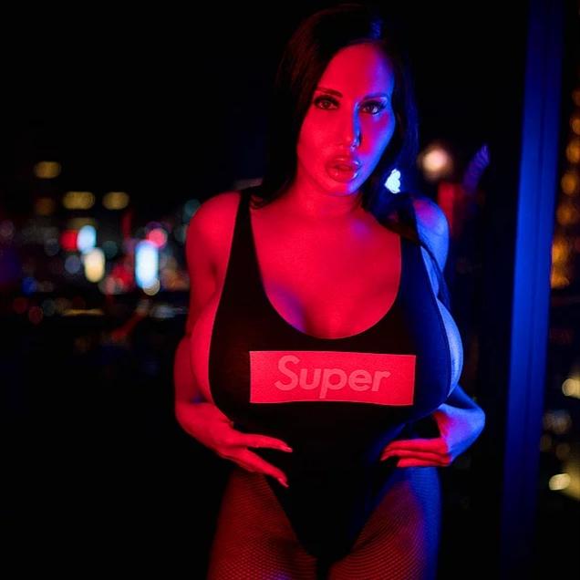 Şişme Bebek Olmak İçin 380 Bin Pound Harcayan Seks Yıldızı: Sybil Stallone