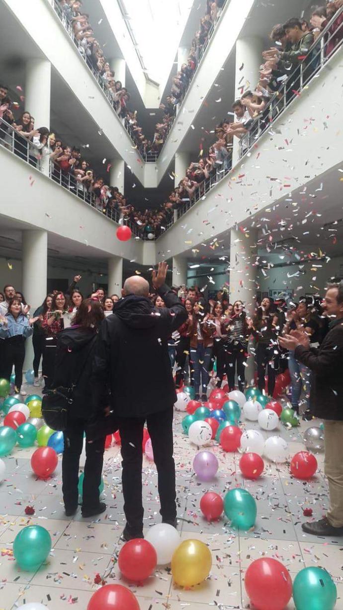 Mendiller Fora: Kanseri Yenen Öğretmen İçin Öğrencilerinin Hazırladığı Karşılama Töreni!