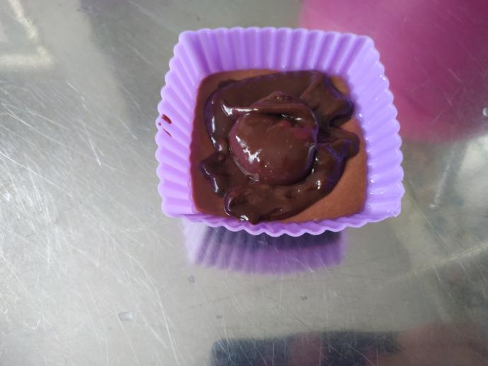 Şelaleyi Andıran Akışkan Çikolatasıyla Ağızları Sulandıran Bir Tatlı: Şelale Muffin