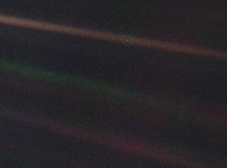 Voyager 1 tarafından 14 Şubat 1990 da çekilen fotoğraftır.