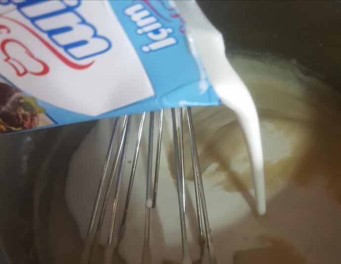 Yiyenlerin Bir Dilim Daha İstediği Fırında Kremalı Makarna Böreği Nasıl Yapılır?