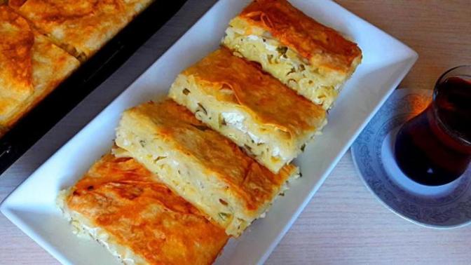 Yiyenlerin Bir Dilim Daha İstediği Fırında Kremalı Makarna Böreği Nasıl Yapılır?