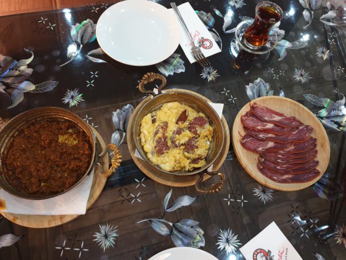 Solda sucuk içi, ortada sucuklu yumurta, en sağda pastırma.