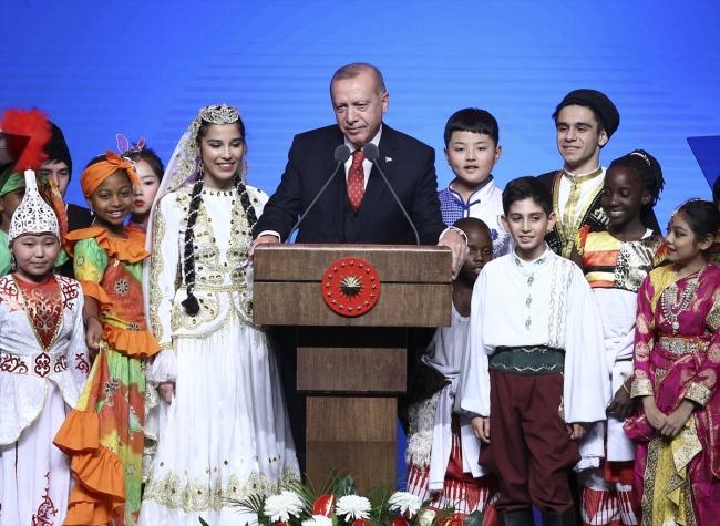 Erdoğan, Çocuklarla Şarkı Söyledi