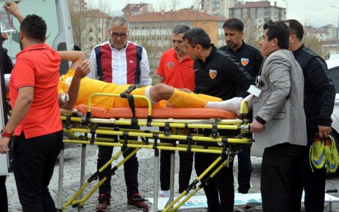 Maç Devam Ederken Ağzına Arı Kaçan Futbolcu Hastanelik Oldu!