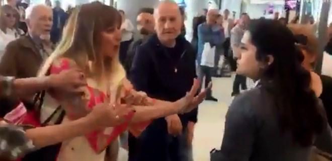 Kötülüğün Adı #FundaEsenc! Havaalanında Uçağı Rötar Yaptı Diye Görevli Kıza Hakaretler Yağdıran Kadın İnfial Yarattı
