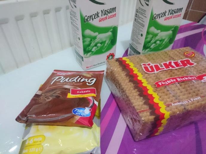 Bisküvi Ve Puding İle Yapabileceğiniz Mükemmel Bir Pasta Tarifi!