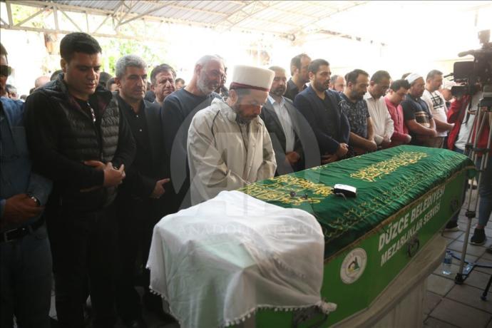 Kalp Krizi Nedeniyle Hayatını Kaybeden Dilber Ay, Düzce'de Son Yolculuğuna Uğurlandı