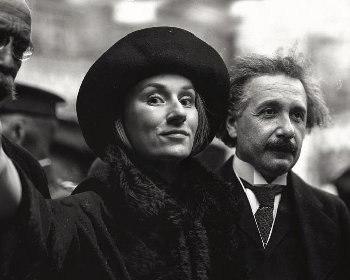 Photoshop'la Zaman Yolculuğu Yaparak Hayatta Olmayan Ünlülerin Arkadaşı Olan Fotoğrafçı