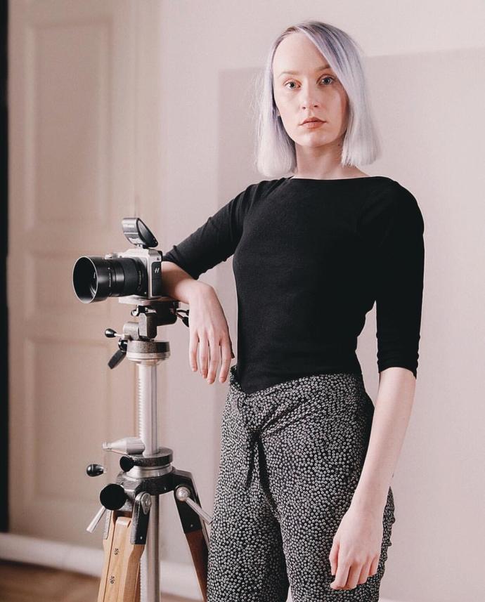 Photoshop'la Zaman Yolculuğu Yaparak Hayatta Olmayan Ünlülerin Arkadaşı Olan Fotoğrafçı