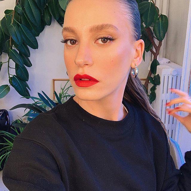 Kerem Bürsin'den Ayrılan Serenay Sarıkaya, Yeni Aşk İddialarına Cevap Verdi