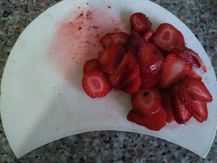 Yedikçe Yemek İsteyeceğiniz, Tarifi Tamamen Bana Ait Olan Bir Tatlı: Çilekli Prenses Emira Tatlısı