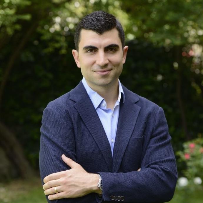 O, Türkiyenin Çöpçatanı: Yazdığı Kitabıyla Ortalıkta Düzgün Erkek Var Diyen Yunus Sezener ile Kadın Erkek İlişkilerini Konuştuk!