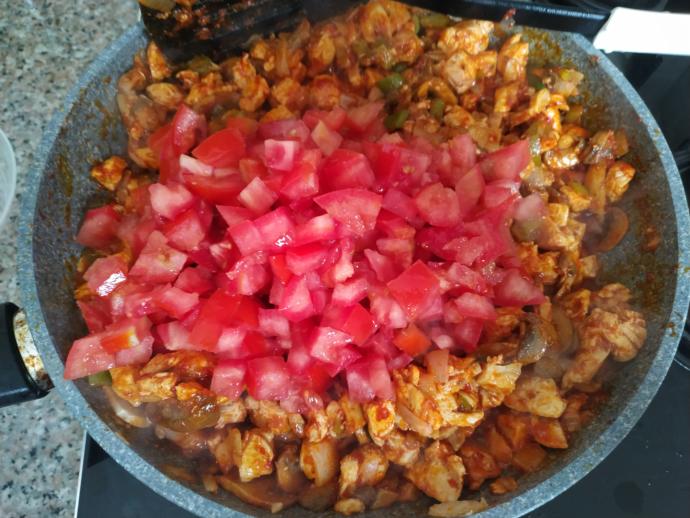 Ne Yemek Yapsam Diye Düşünenlere Dumanı Üstünde Enfes Bir Tarifim Var: Mantarlı Tavuk Sote