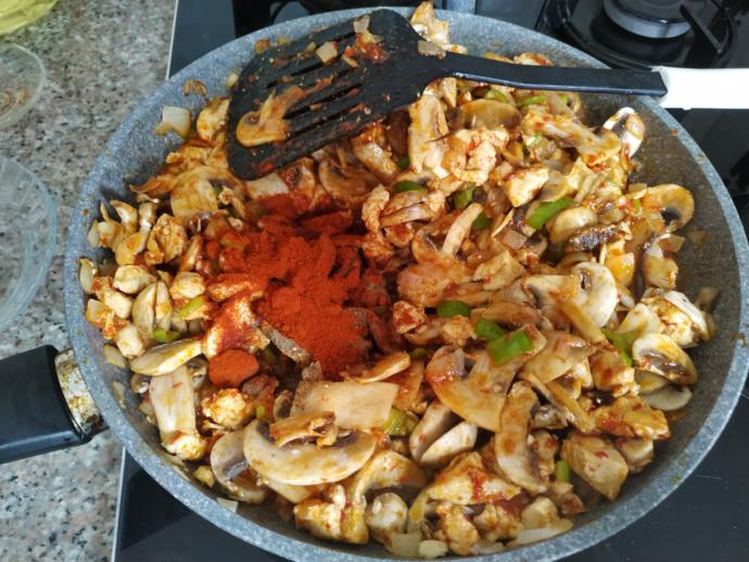 Ne Yemek Yapsam Diye Düşünenlere Dumanı Üstünde Enfes Bir Tarifim Var: Mantarlı Tavuk Sote