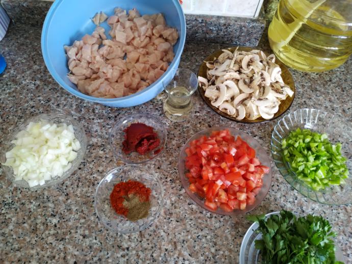Ne Yemek Yapsam Diye Düşünenlere Dumanı Üstünde Enfes Bir Tarifim Var: Mantarlı Tavuk Sote