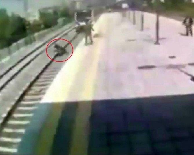 Ercan Kaya İsimli Vatandaş, İstanbul'da Raylara Atlayan Kadını Son Anda Kurtardı