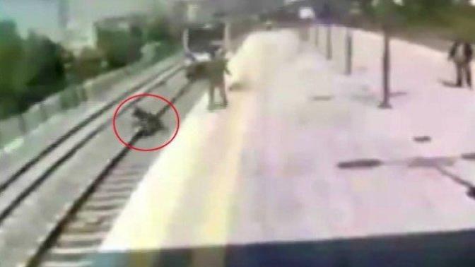 Ercan Kaya İsimli Vatandaş, İstanbul'da Raylara Atlayan Kadını Son Anda Kurtardı
