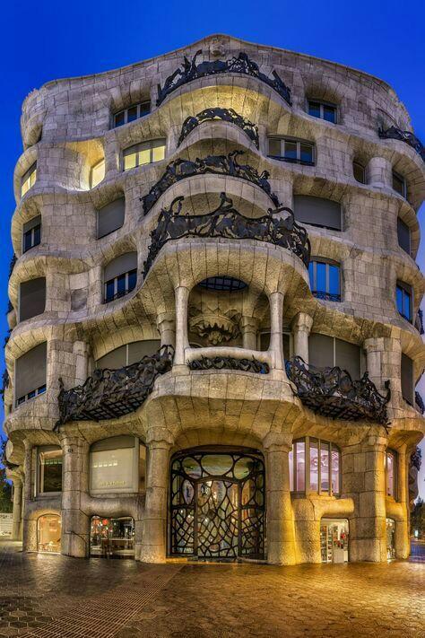 Her Şeye Ara Verin, Çünkü Birazdan Görecekleriniz Buna Değer: Antoni Gaudí'nin Mimarlık Eserleri