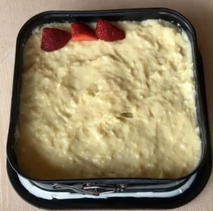 Tam Mevsimindeyken Yapmanız Gereken Bir Tatlı: Çilekli Yaz Pastası!