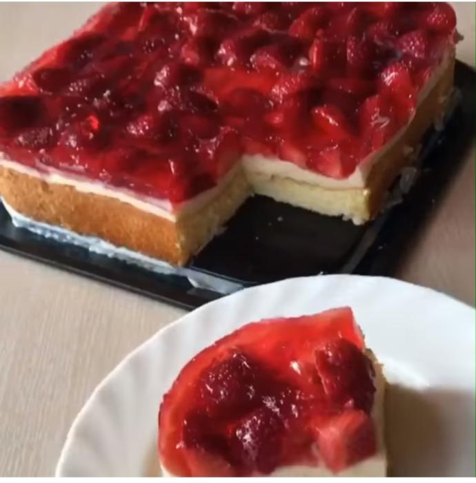 Tam Mevsimindeyken Yapmanız Gereken Bir Tatlı: Çilekli Yaz Pastası!