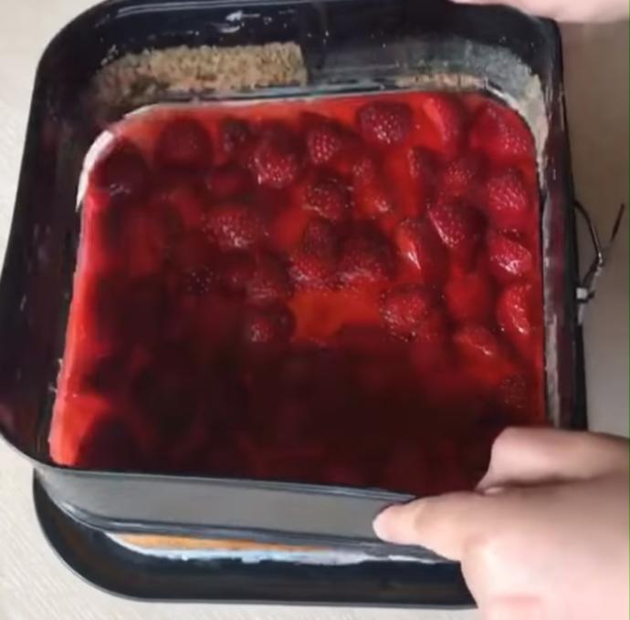 Tam Mevsimindeyken Yapmanız Gereken Bir Tatlı: Çilekli Yaz Pastası!