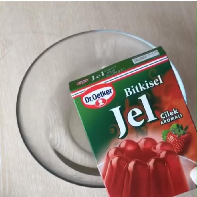 Tam Mevsimindeyken Yapmanız Gereken Bir Tatlı: Çilekli Yaz Pastası!