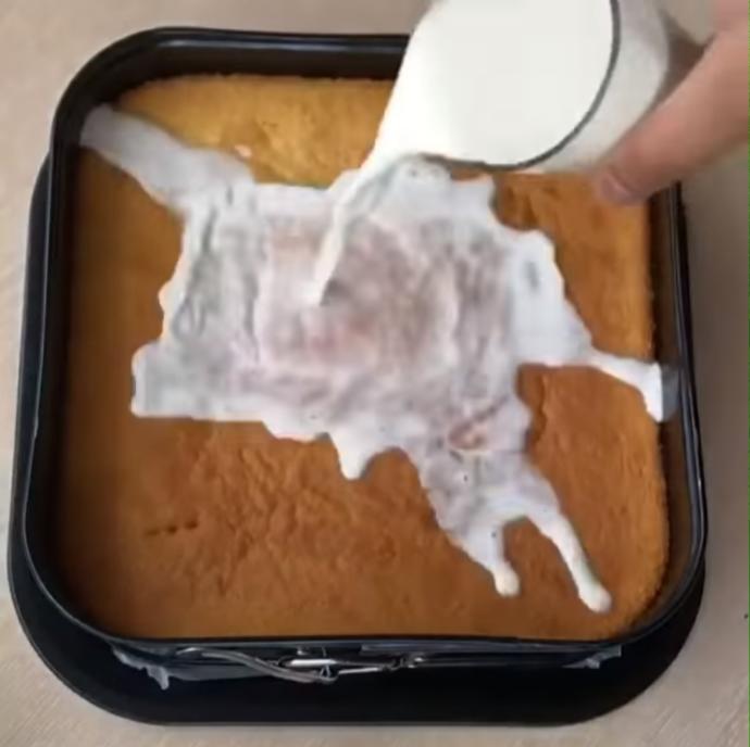 Tam Mevsimindeyken Yapmanız Gereken Bir Tatlı: Çilekli Yaz Pastası!