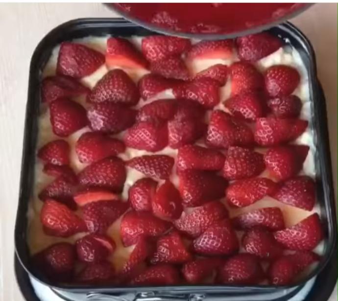 Tam Mevsimindeyken Yapmanız Gereken Bir Tatlı: Çilekli Yaz Pastası!