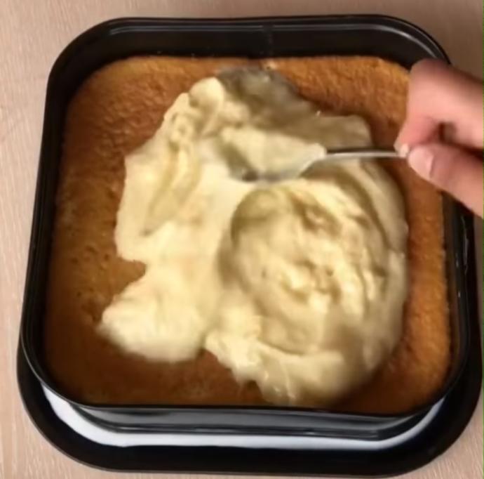 Tam Mevsimindeyken Yapmanız Gereken Bir Tatlı: Çilekli Yaz Pastası!