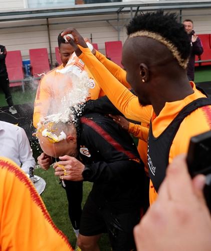 Lider Galatasaray'da Keyifler Yerinde, Taffarel'e Yumurtalı Doğum Günü Kutlaması (Foto Haber)