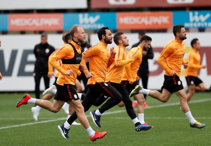 Lider Galatasaray'da Keyifler Yerinde, Taffarel'e Yumurtalı Doğum Günü Kutlaması (Foto Haber)