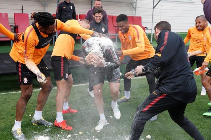 Lider Galatasaray'da Keyifler Yerinde, Taffarel'e Yumurtalı Doğum Günü Kutlaması (Foto Haber)
