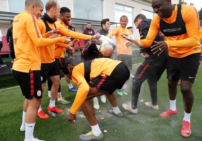 Lider Galatasaray'da Keyifler Yerinde, Taffarel'e Yumurtalı Doğum Günü Kutlaması (Foto Haber)
