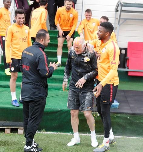 Lider Galatasaray'da Keyifler Yerinde, Taffarel'e Yumurtalı Doğum Günü Kutlaması (Foto Haber)