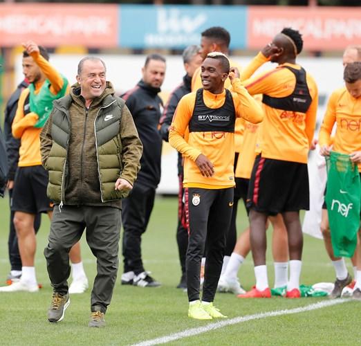 Lider Galatasaray'da Keyifler Yerinde, Taffarel'e Yumurtalı Doğum Günü Kutlaması (Foto Haber)