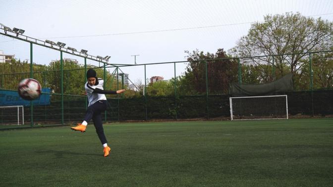 Türk Futbolunun Geleceği Kadında: Kadın Futbolunda Kendi Hikayesini Yazan Mizgin’le Tanışın