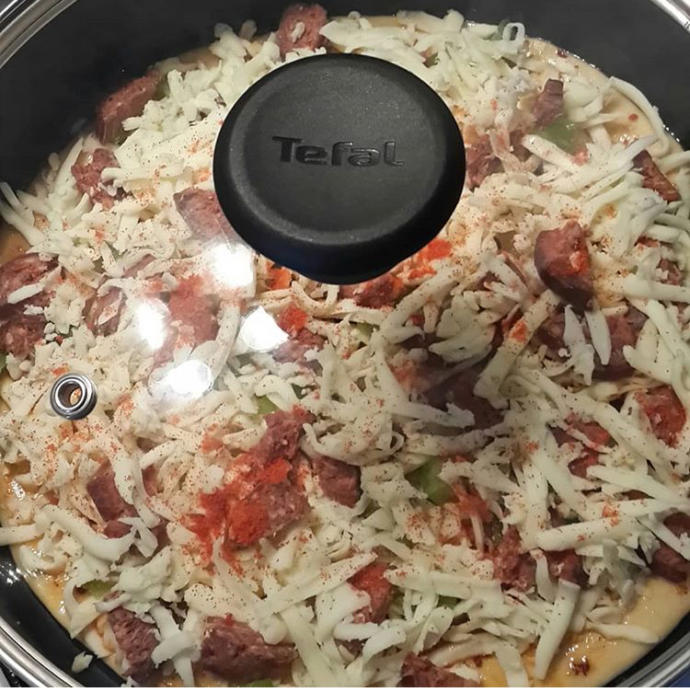 Midenizi Şenlendirecek Tavada Kolay Pizza Nasıl Yapılır?