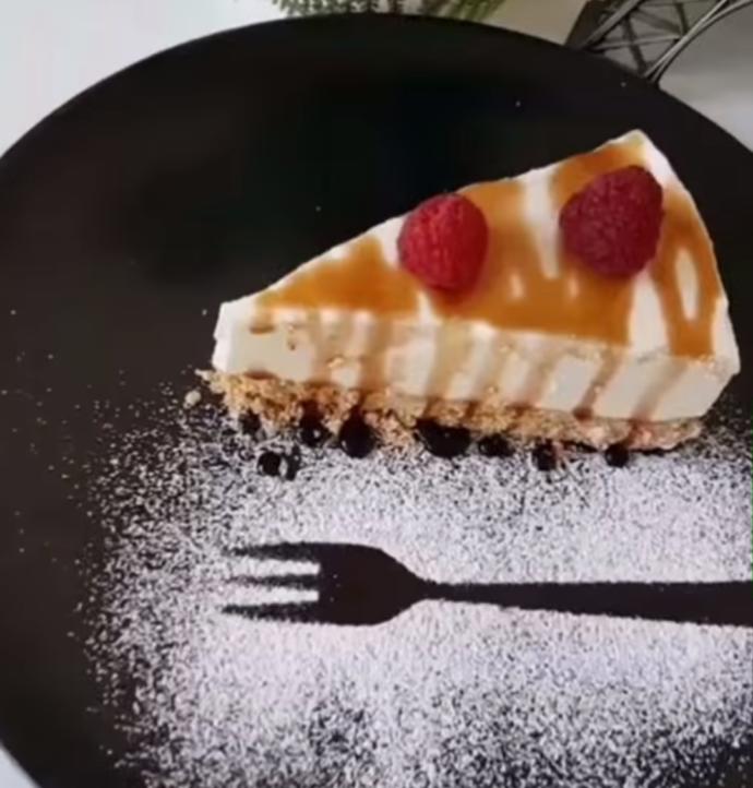 Görünüşü Kadar Tadı da Güzel Bir Tatlı: Karamel Soslu Cheesecake Tarifi