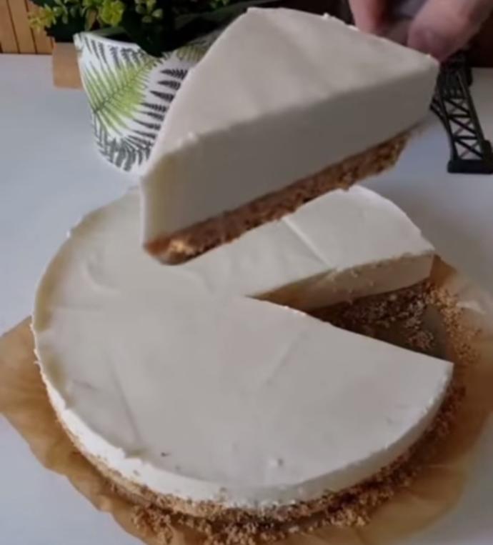Görünüşü Kadar Tadı da Güzel Bir Tatlı: Karamel Soslu Cheesecake Tarifi