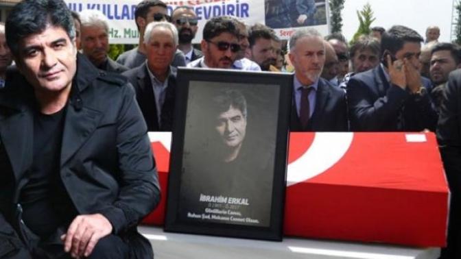 Kalbe Dokunan Şarkıların Efendisi Unutulmadı: 2. Ölüm Yıldönümünde Twitter Kullanıcıları İbrahim Erkal'ı Şarkılarıyla Andı