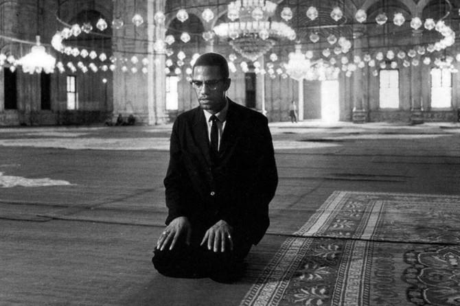 Malcolm X namaz kılarken